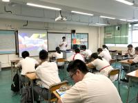 服文者主席李敏瑄同學在保良局朱敬文中學介紹服務隊和服務計劃。